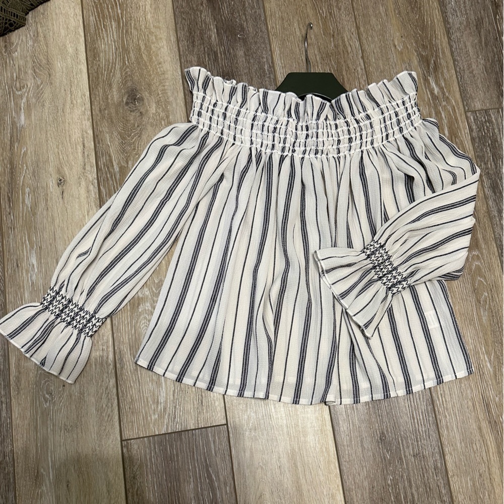 🛍️After Market cute off the shoulder crop top. New condition.